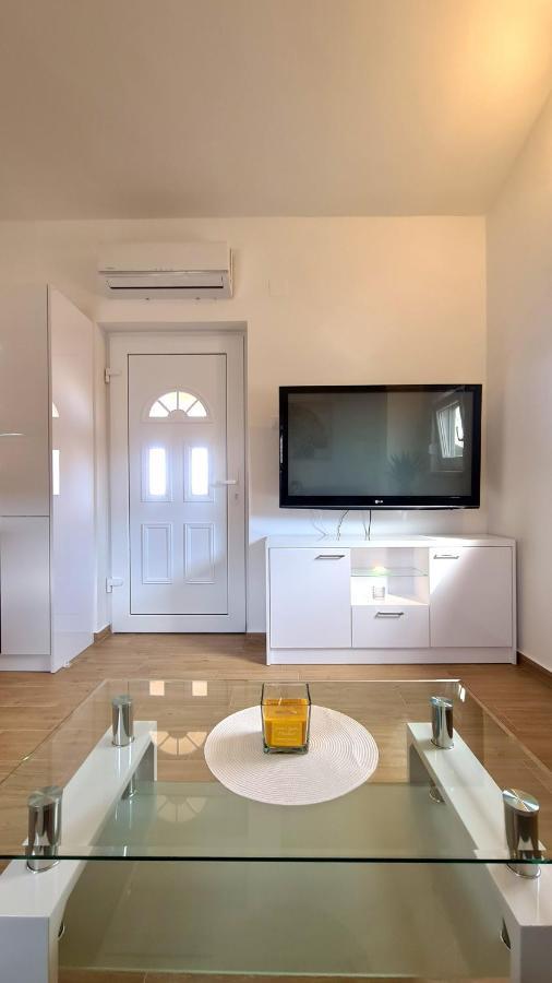 Family Oasis Apartment Zukve Vrsi Bagian luar foto
