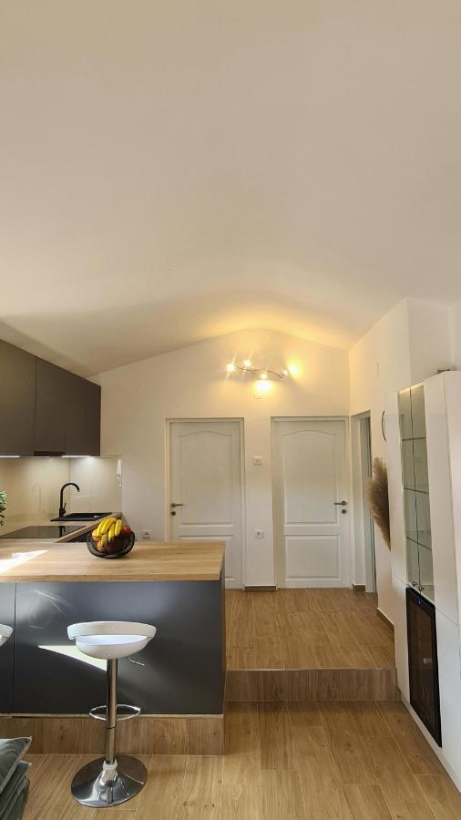 Family Oasis Apartment Zukve Vrsi Bagian luar foto
