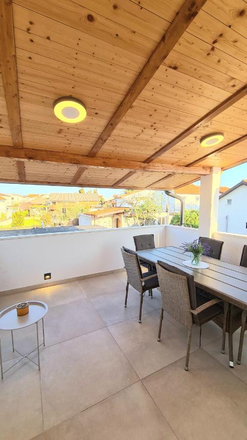 Family Oasis Apartment Zukve Vrsi Bagian luar foto