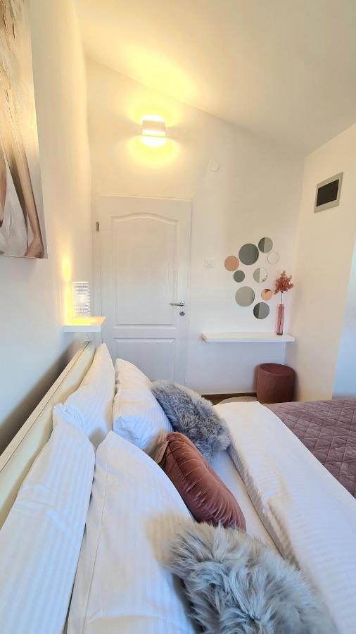Family Oasis Apartment Zukve Vrsi Bagian luar foto