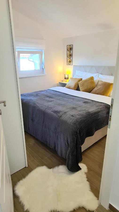 Family Oasis Apartment Zukve Vrsi Bagian luar foto
